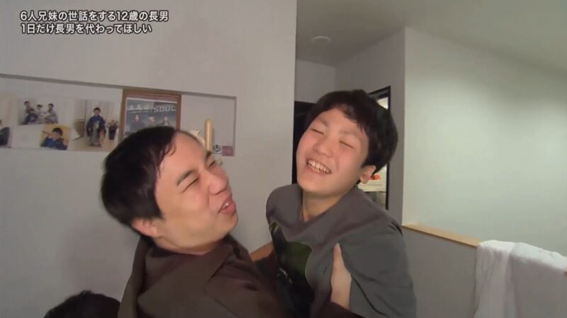 12歳長男を抱っこするせいや探偵