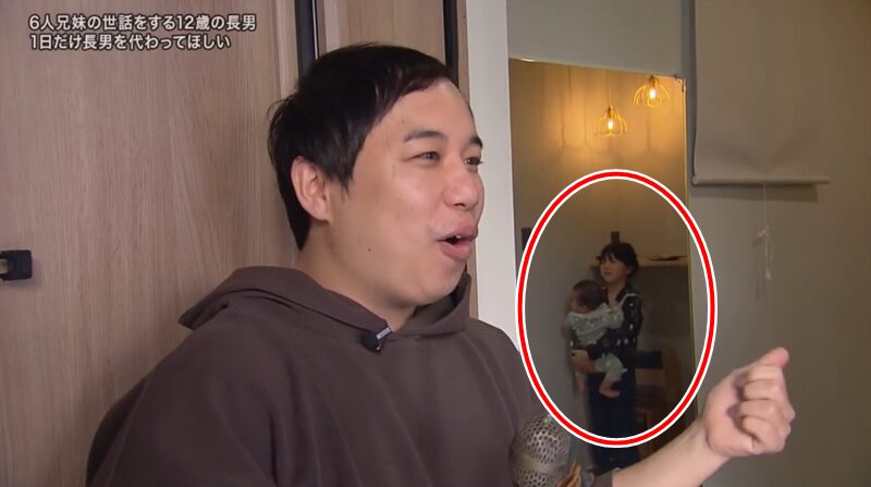 8歳の長女が乳児を抱っこしているシーンも映っている